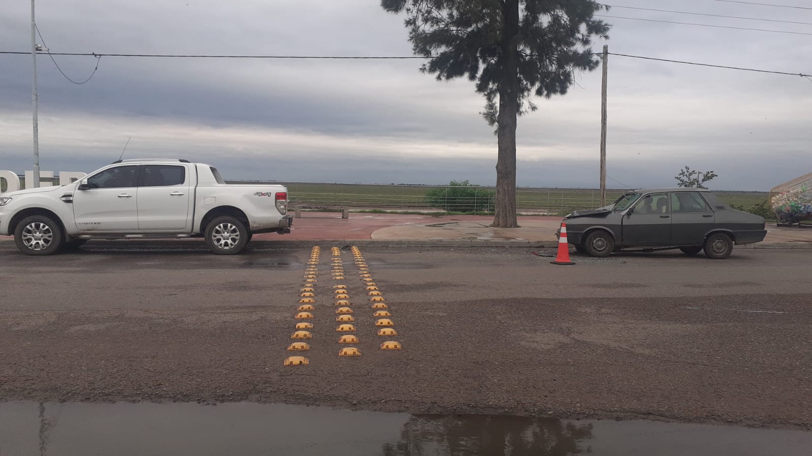 Un auto se choco una camioneta estacionada