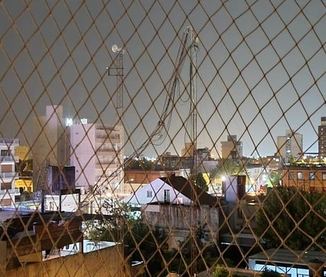 Se partió una antena y cayó sobre un edificio