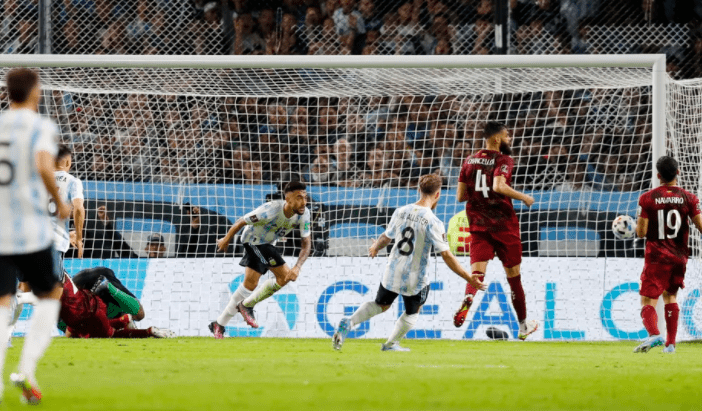 Argentina le ganó 3-0 a Venezuela en su última presentación como local en las Eliminatorias