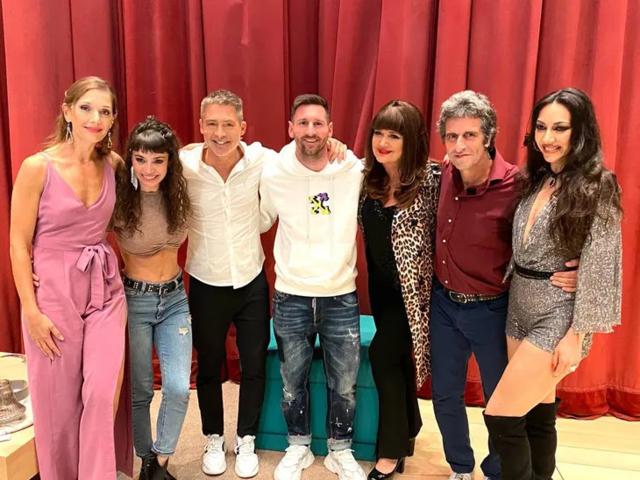 Lionel Messi en la calle Corrientes: fue al teatro a ver la obra de Adrián Suar y Diego Peretti