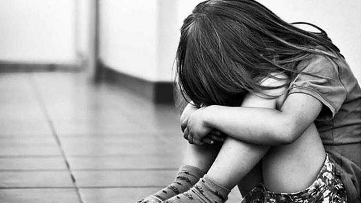 La grabaron maltratando a su hija, y le quitaron la tenencia
