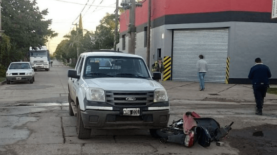 Accidente entre una camioneta y una moto.