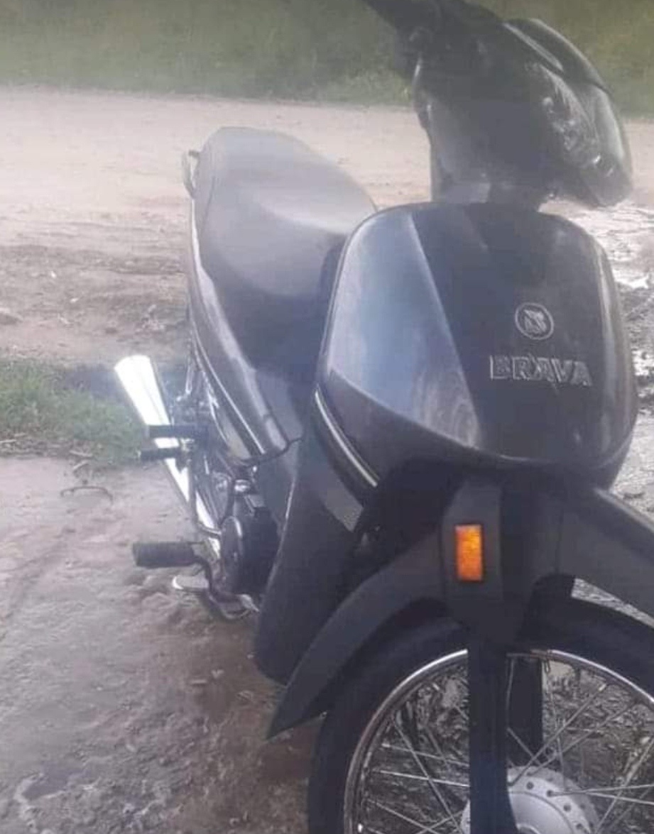 A pesar de seguridad y policías le robaron la moto.