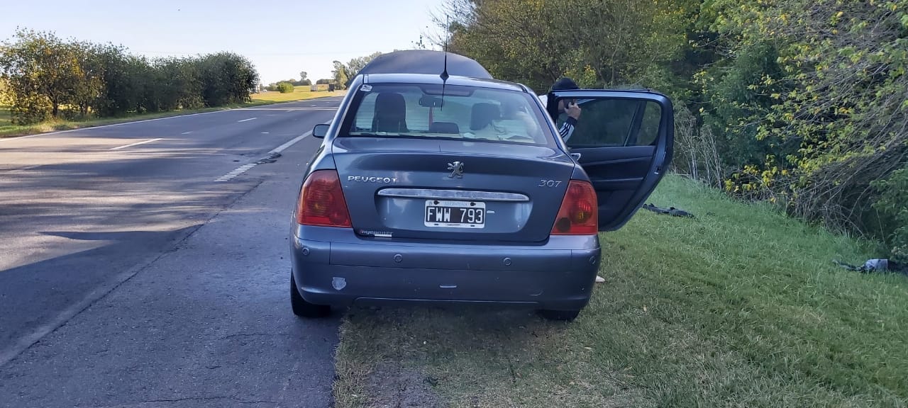 Transitaba por la ruta, y se le produjo un incendio en el auto.