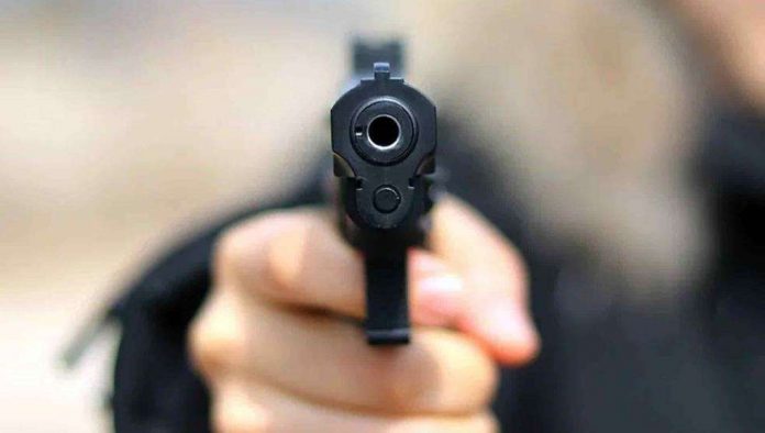 Discutía con los vecinos y uno le apuntó con un revólver.