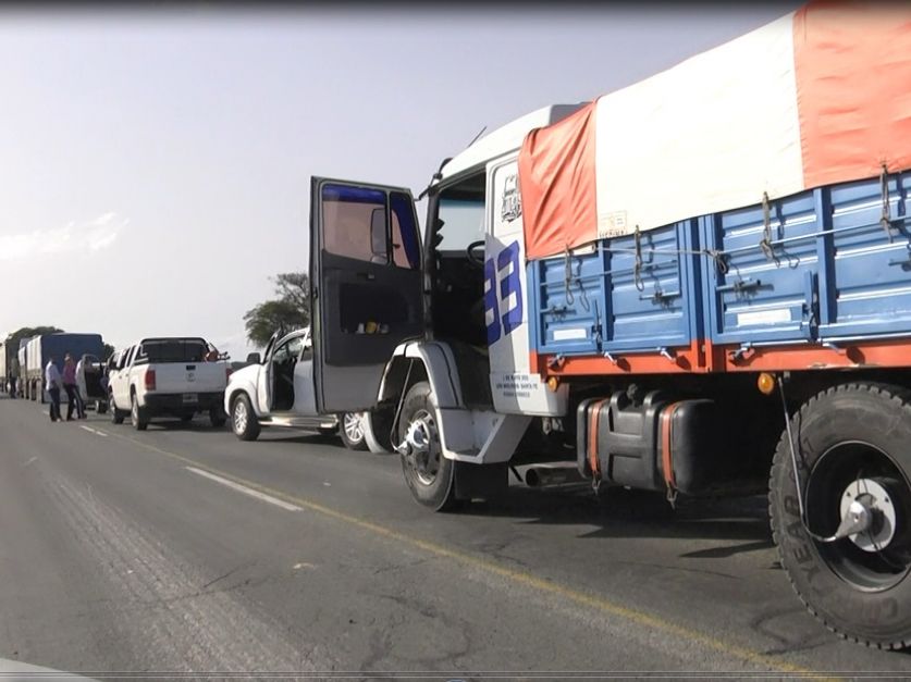 Se agrava la situación por el paro de transportes de granos