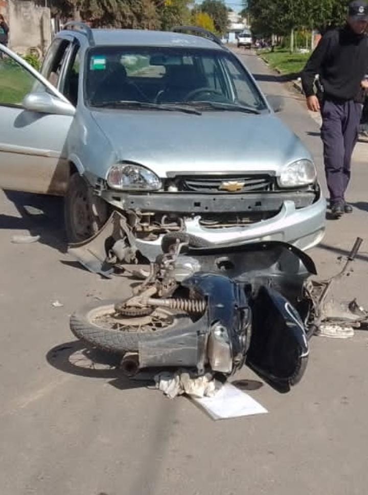 Choque entre auto y moto