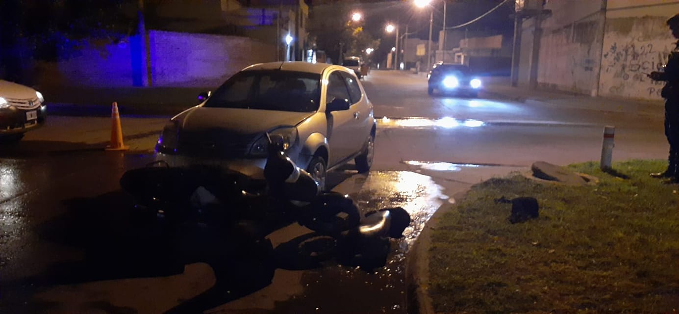 Choque entre un auto y una moto: sufre lesiones graves el conductor del rodado menor.