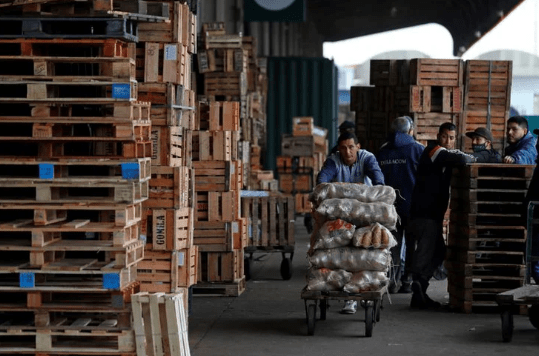 La canasta básica aumentó 7% en marzo y una familia necesitó $89.690 para no caer en la pobreza
