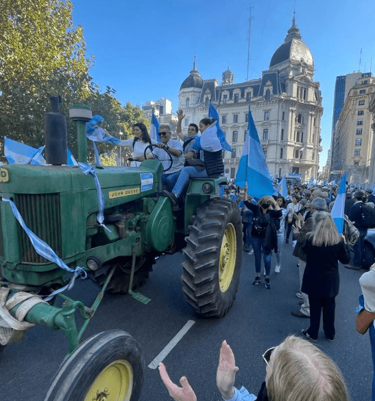 Los detalles de la manifestación de productores rurales que llegó con sus tractores a Plaza de Mayo