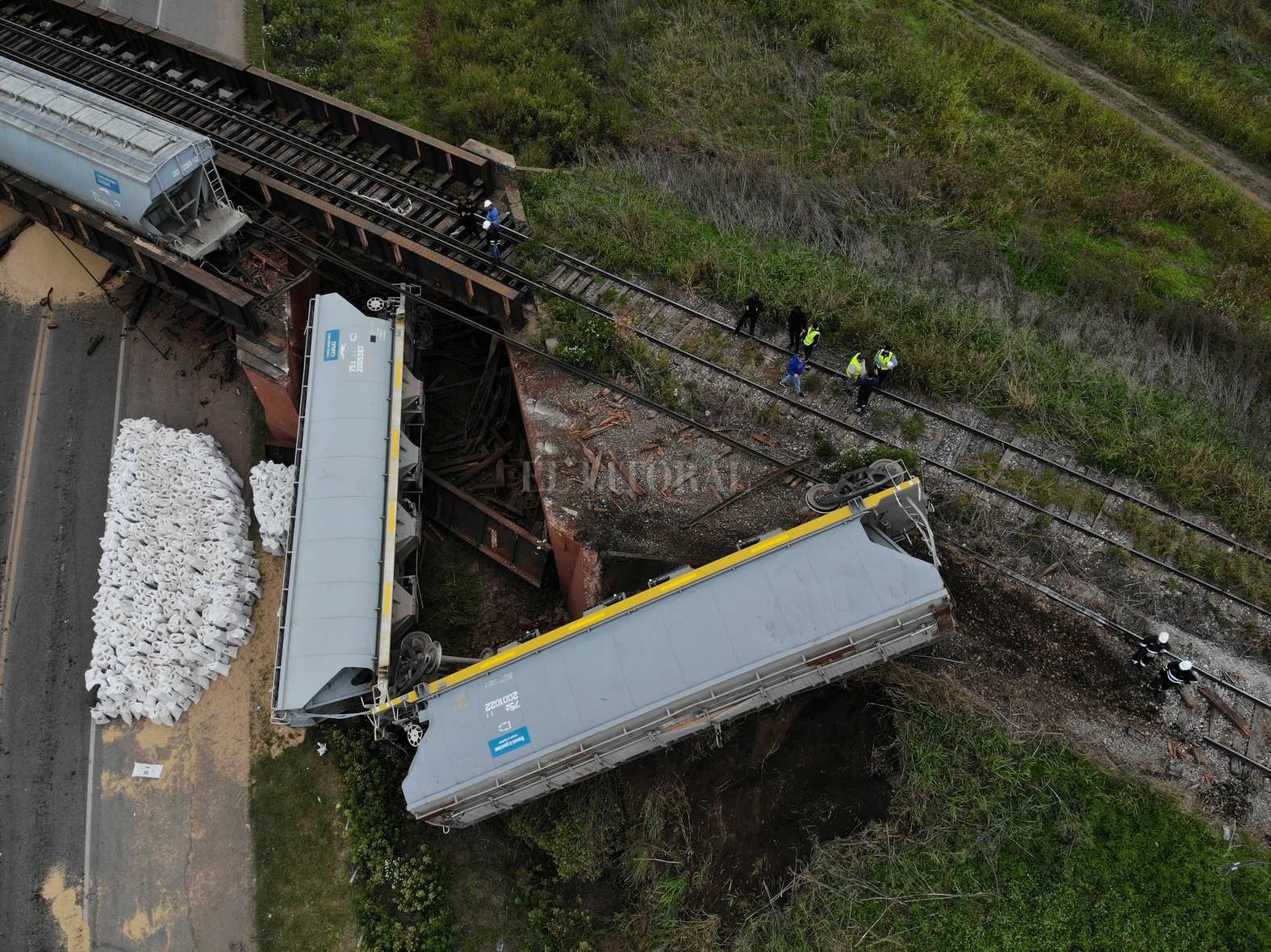Impactante colapso de un puente ferroviario en Rosario: cayeron vagones de un tren carguero