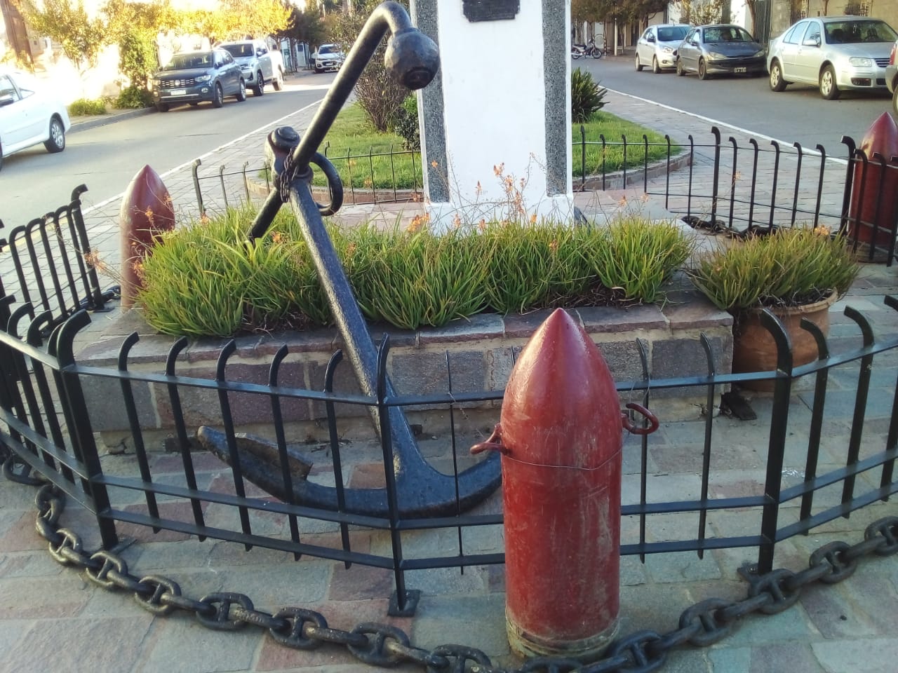 La Asociación Sanmartiniana devuelve las balas, cadenas y ancla al monumento del Almirante Brow
