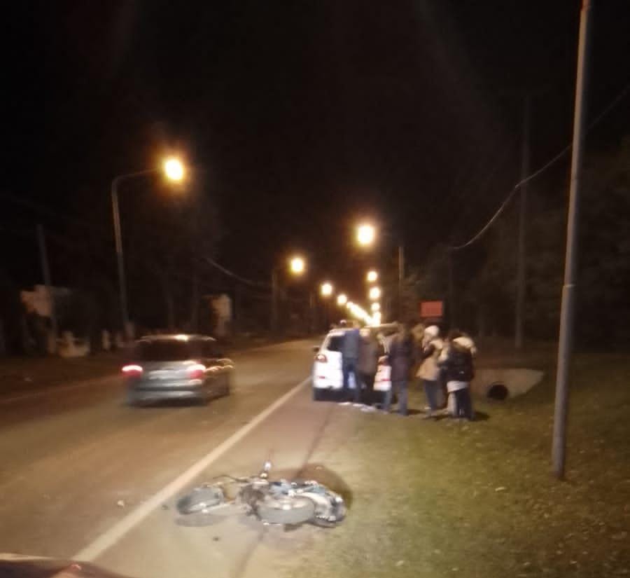 Accidente en el acceso entre un auto y una moto.
