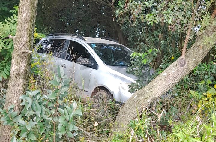 El auto robado en Baradero había recorrido varios barrios de la ciudad hasta ser abandonado