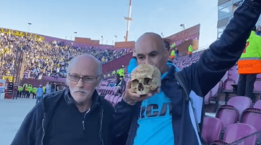 La extraña escena en la tribuna de Racing: un hincha entró con la calavera de su abuelo