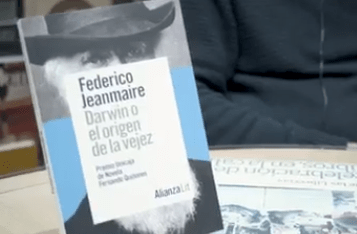 Federico Jeanmaire pasó por la librería y conversamos sobre su última novela, «Darwin o el origen de la vejez», que será presentada el próximo 15 de mayo en la Feria del Libro.