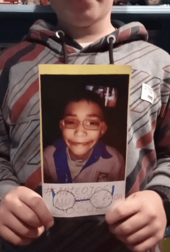Un nene lanzó una campaña para comprarle anteojos a su amigo: “Tiene unos atados con alambres”