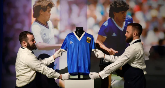 Récord histórico: subastaron la mítica camiseta que Maradona usó ante Inglaterra por más de USD 9 millones