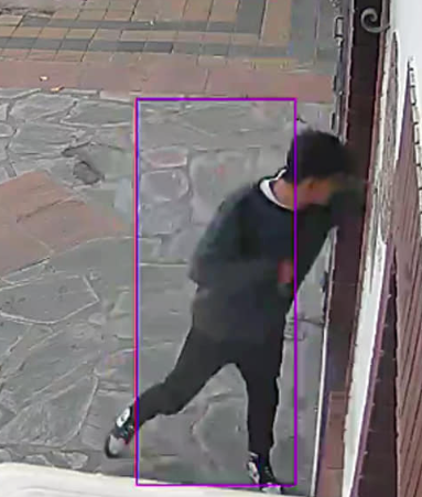 Vecina de nuestra Ciudad publico en sus redes imágenes donde un sujeto rompe el vidrio de su casa