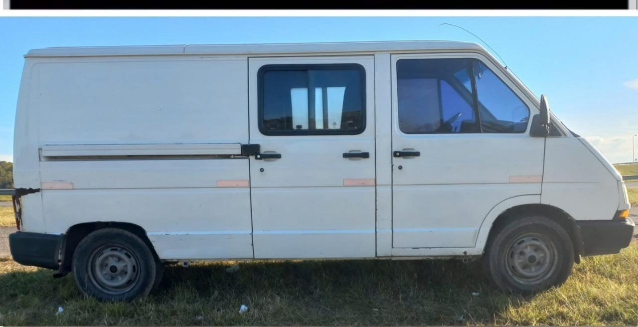 Hallan una Trafic en la entrada a Alsina.