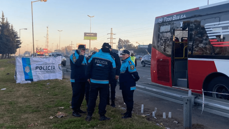 Brutal robo en un colectivo en la Panamericana: una delincuente murió tras tirotearse con policías de la Ciudad