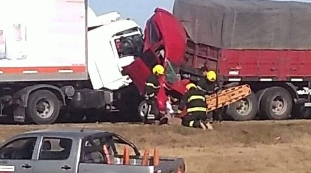 Impactante choque en cadena: dos autos quedaron debajo de un camión y murieron cuatro personas