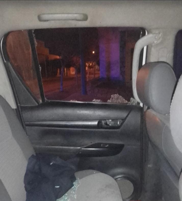 Rompió el vidrio del móvil donde estaba detenido