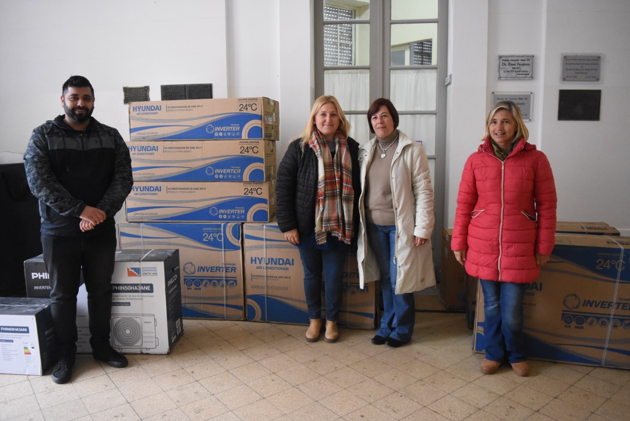 El municipio hizo entrega de cinco aires acondicionados a la Escuela Primaria N°1