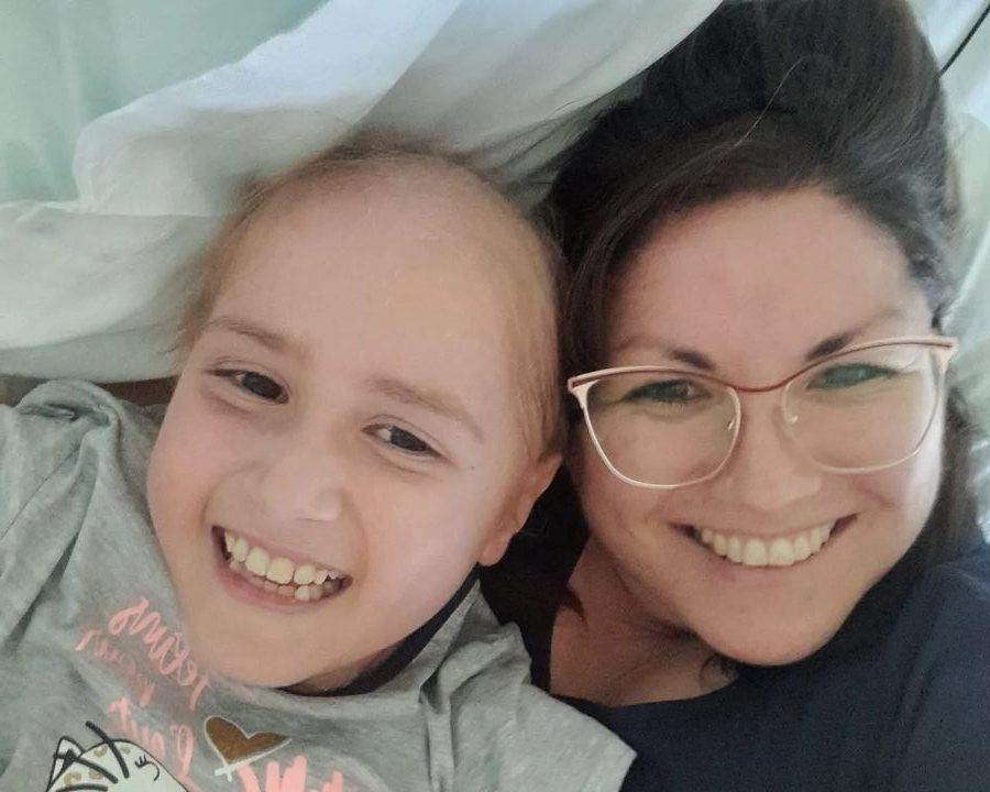 Dios nunca deja de cumplir sus promesas! Y cuanto ama! Bendiciendo y dando fuerzas a la pequeña Emily.