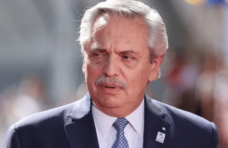 Alberto Fernández viaja al G7 para sumar respaldo internacional, en medio de la crisis económica y la tensión constante con Cristina