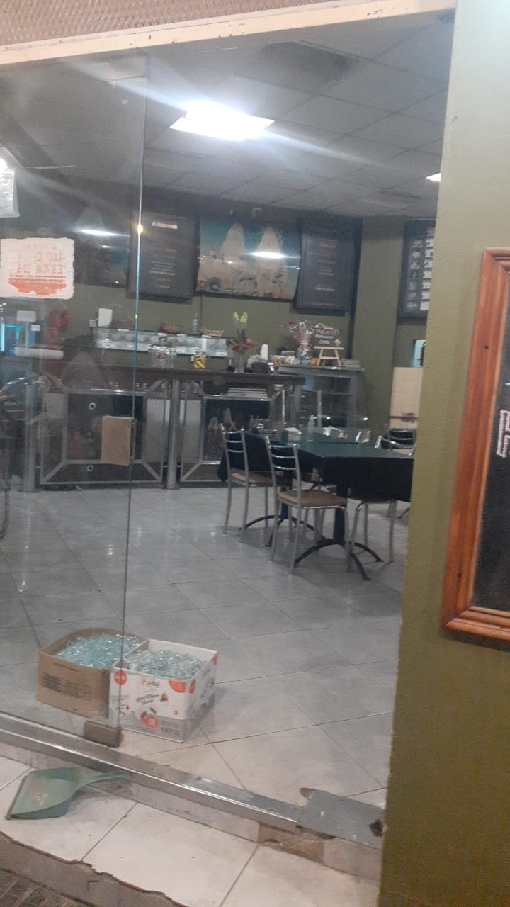Rompieron la puerta de Blindex de un local Gastronómico