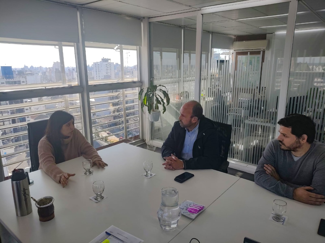 El intendente Esteban Sanzio se reunió este martes con la ministra Daniela Vilar en el Ministerio de Ambiente de la provincia de Buenos Aires en La Plata.