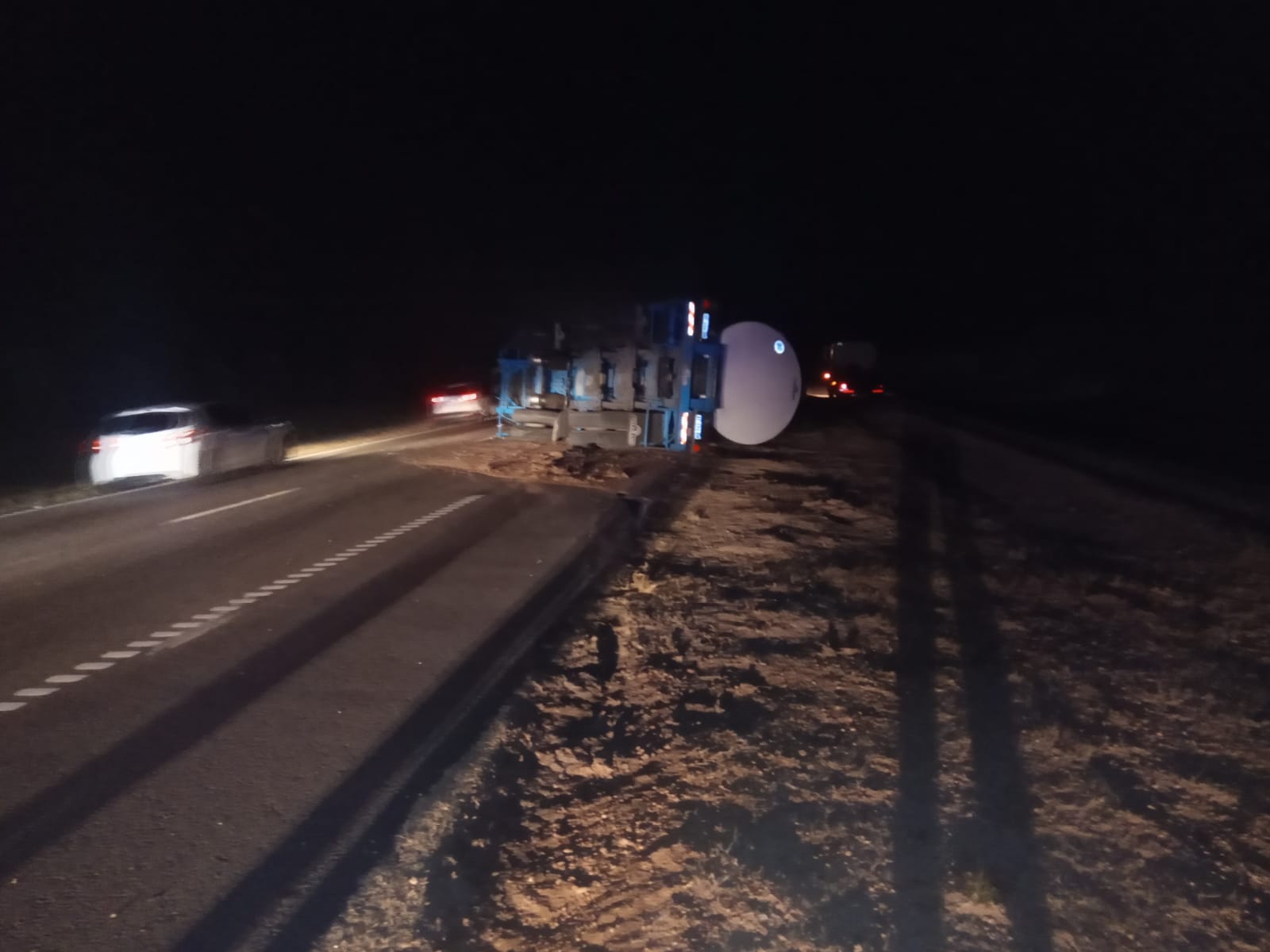 VOLCÓ UN CAMIÓN SOBRE LA RUTA NACIONAL N° 9, EN EL KM 125