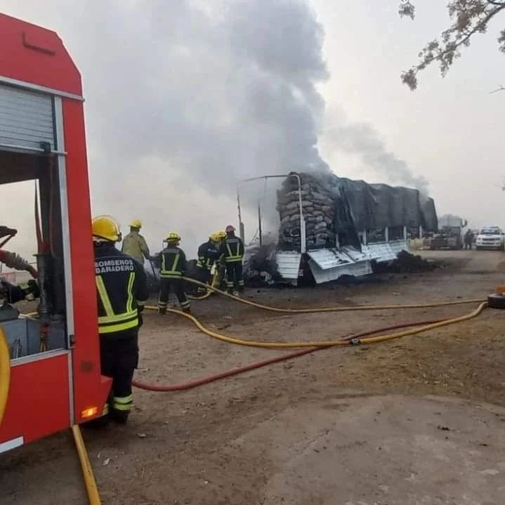 Incendio de camión en el km 146 de Ruta Nacional N° 9.