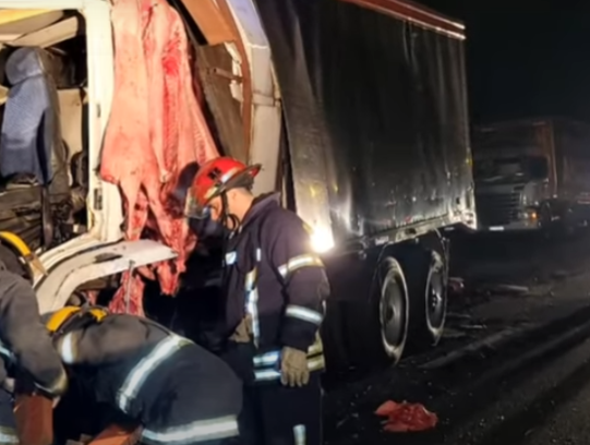 [Video] Bomberos Voluntarios rescataron al chófer de un camión que chocó a otro en la Ruta 9