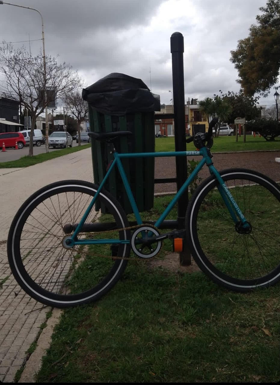 Le robaron su bicicleta en su propio patio