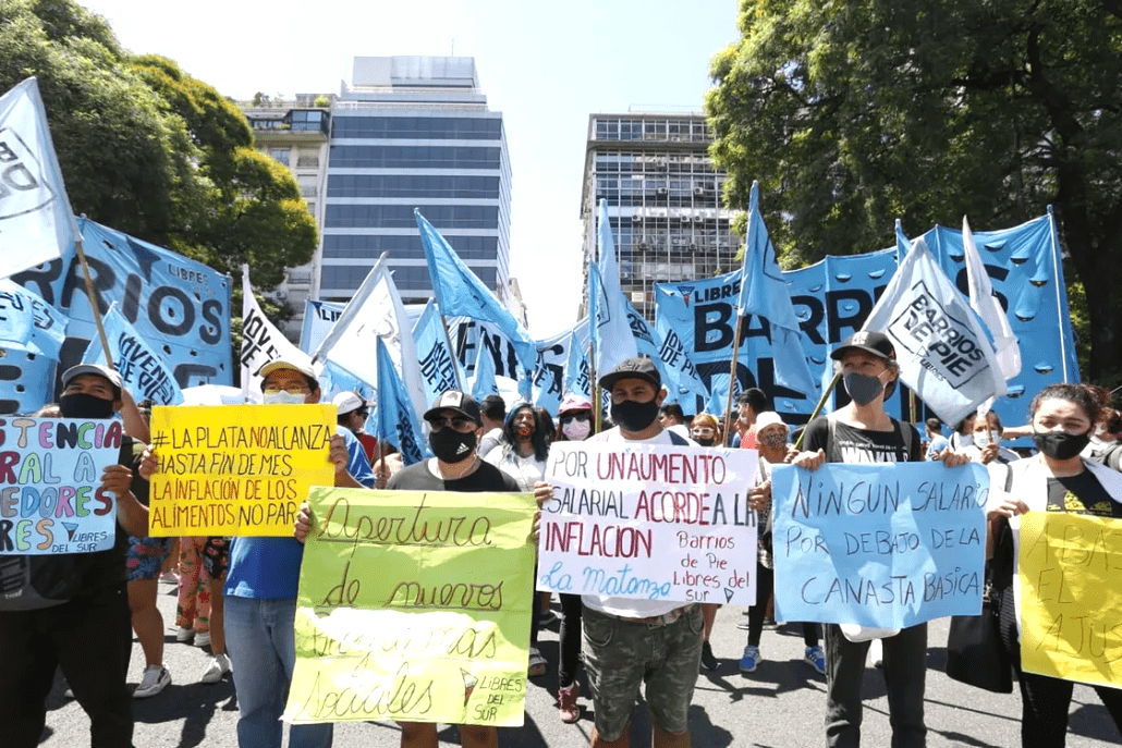 Planes sociales: el Estado ahorraría unos $8000 millones si da de baja unos 400.000 que entrarán en revisión