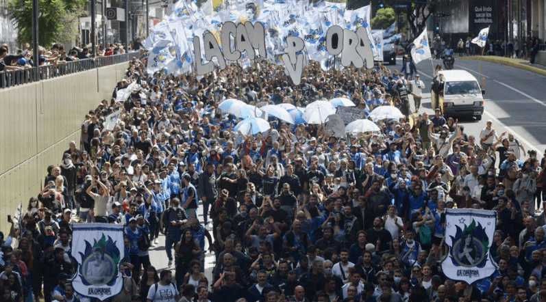 El Presidente se puso a la cabeza de la marcha para apoyar a CFK y denunció que fue amenazado de muerte