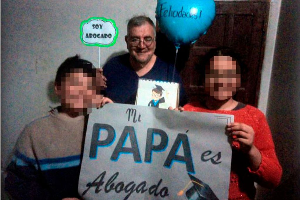 Carlos, un vendedor ambulante de 51 años, se recibió de abogado: se levantaba a las 4:30 para estudiar