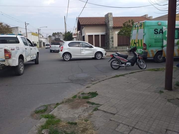 Accidente de transito entre una moto y un auto