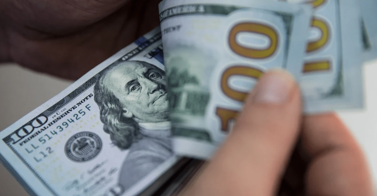 Dólares: cuál es la vida útil de los billetes y cómo cuidarlos para que duren más