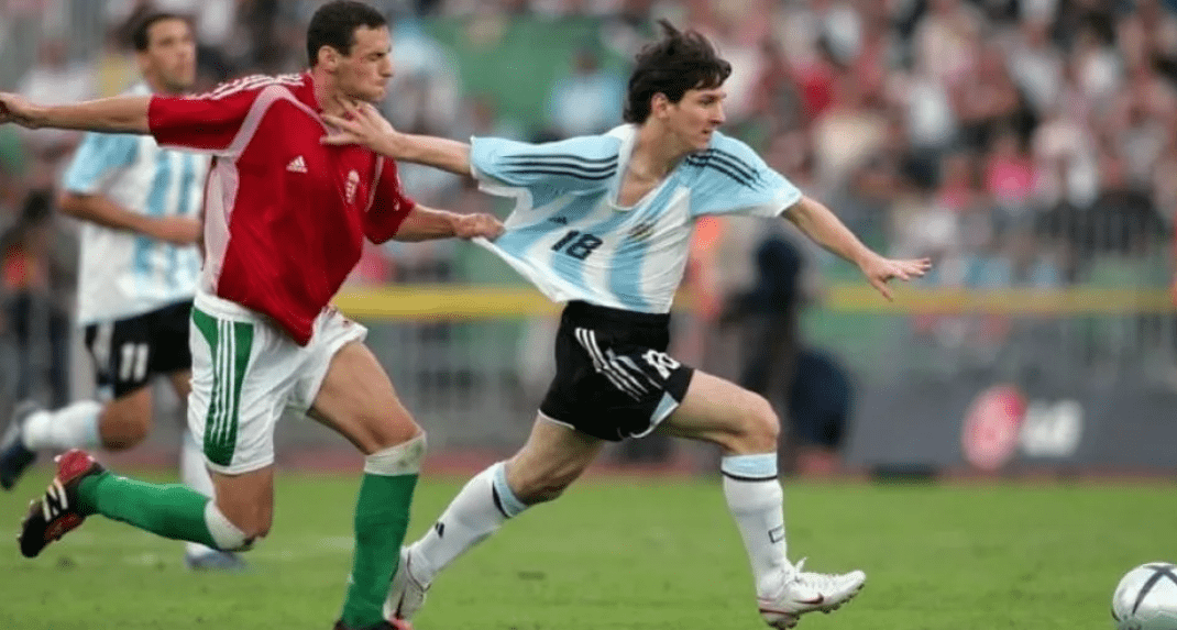 Un día como hoy Messi hacía su insólito debut en la Selección argentina