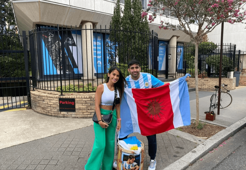 La travesía de un argentino que le llevó un regalo a Messi a la puerta de su casa en París: la actitud de Antonela que lo sorprendió