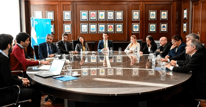 Cuatro funcionarios del Gobierno dedicaron dos horas para intentar resolver la falta de figuritas del Mundial