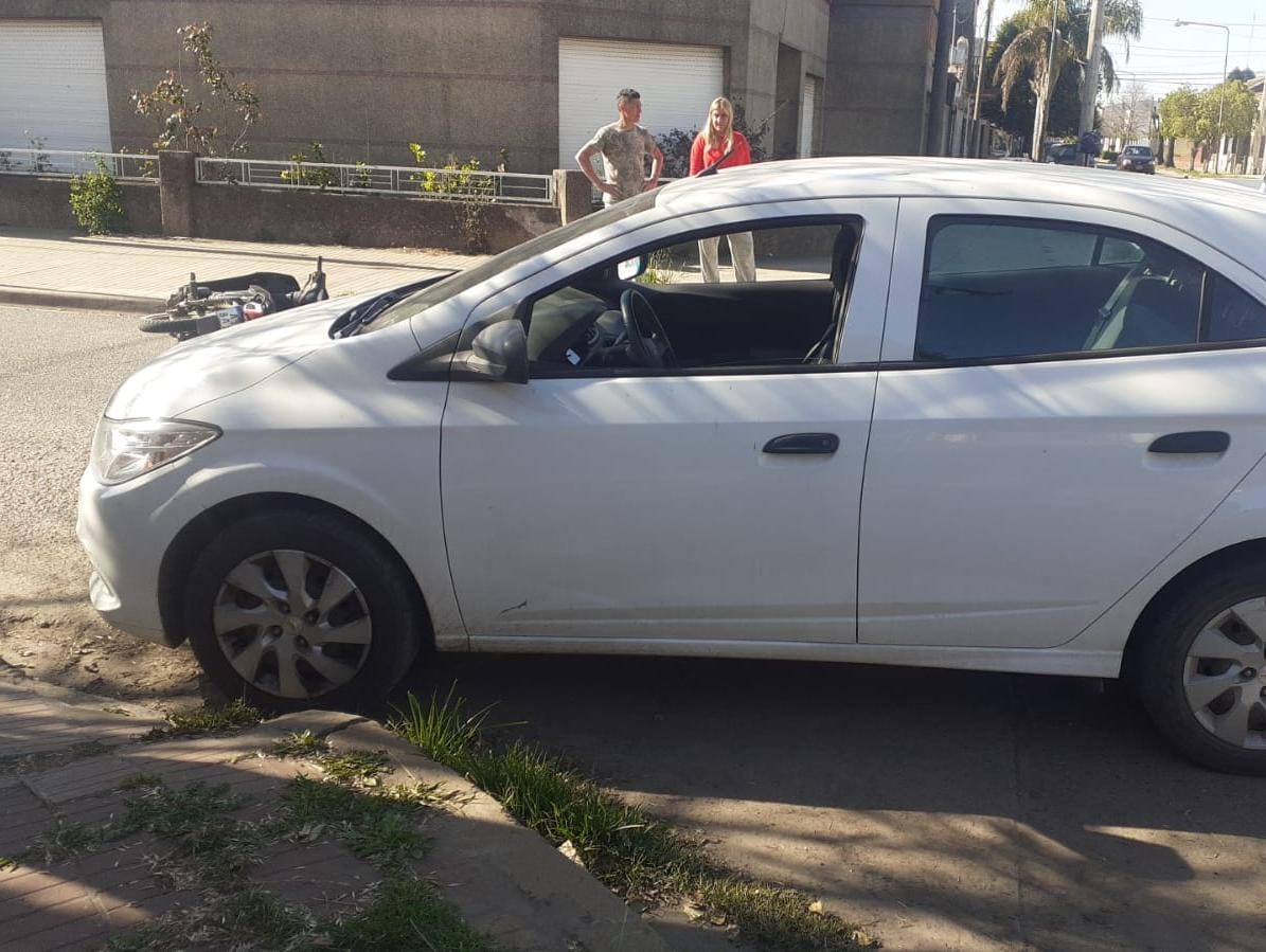 Choque entre un auto y una moto