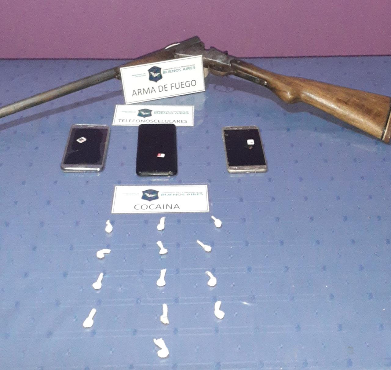 Allanamientos con resultados positivos: secuestraron armas, celulares y droga.