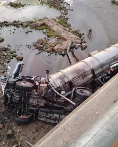 UN CAMIÓN CAYÓ DESDE EL PUENTE DEL RÍO ARRECIFES