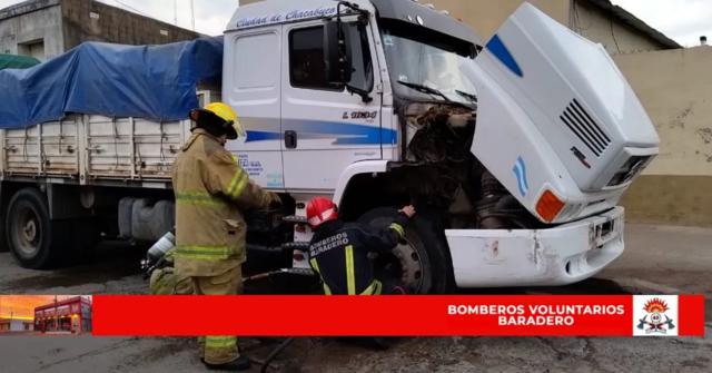 Se incendió el motor de un camión
