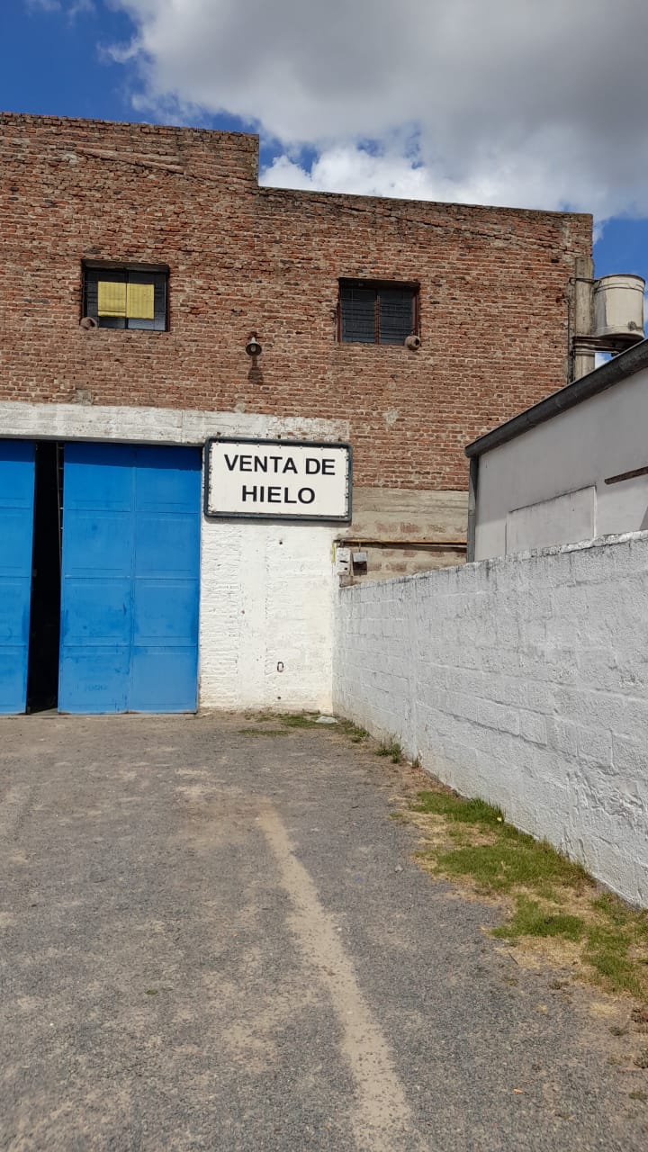 Cuatro delincuentes armados robaron en un comercio de venta de hielo