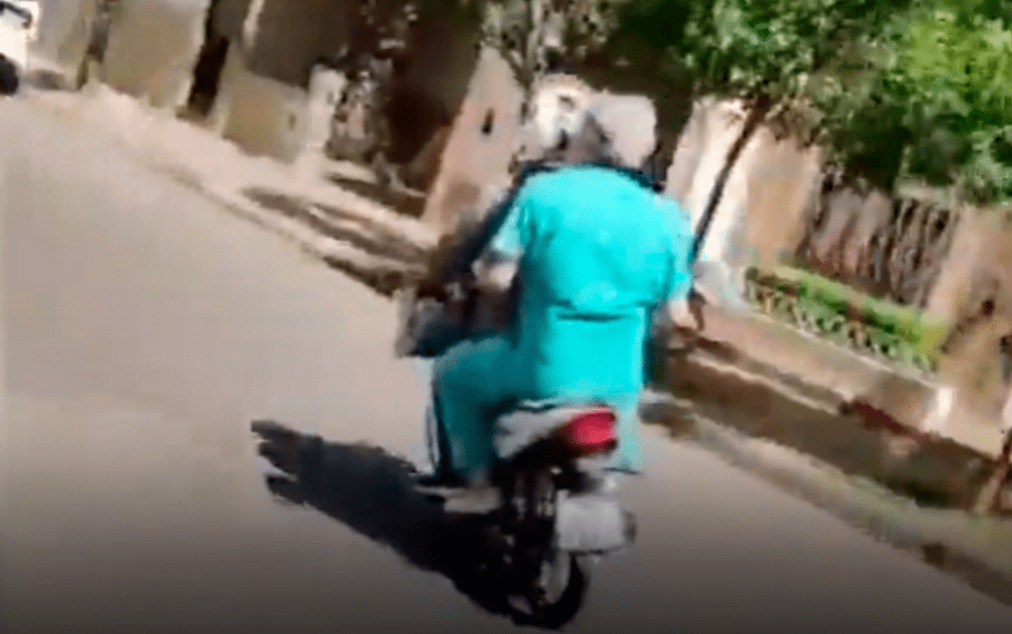 Una ambulancia se olvidó a un médico en la calle y un motoquero tuvo que llevarlo al hospital